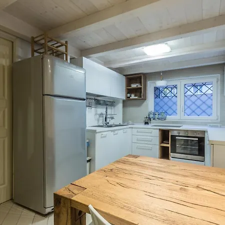 All'ombra Della Luna, By Short Holidays *