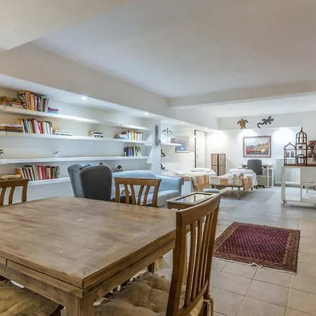 All'ombra Della Luna, By Short Holidays