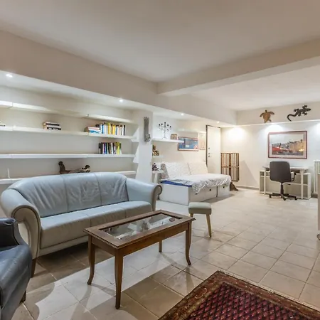 All'ombra Della Luna, By Short Holidays *