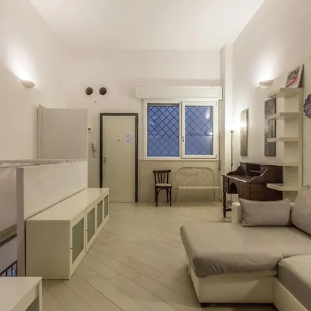 All'ombra Della Luna, By Short Holidays * Bolonia