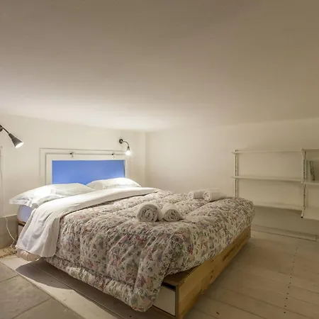 All'ombra Della Luna, By Short Holidays *