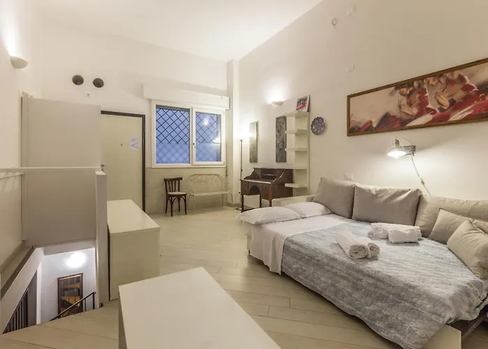 All'ombra Della Luna, By Short Holidays