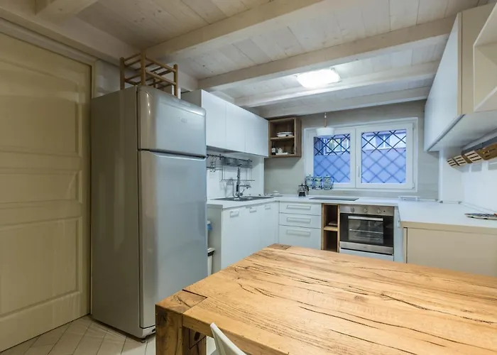 All'ombra Della Luna, By Short Holidays *