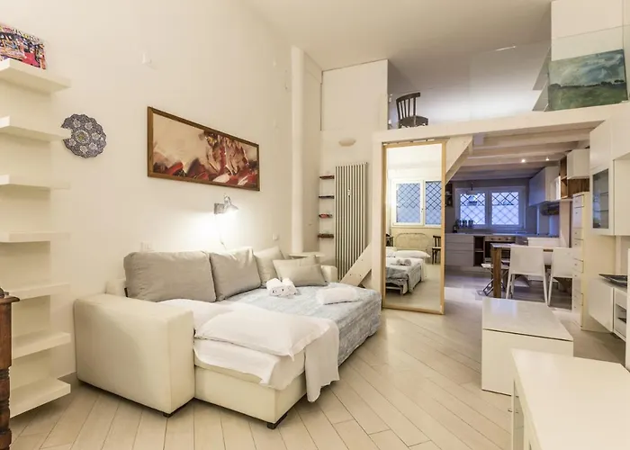 All'ombra Della Luna, By Short Holidays *