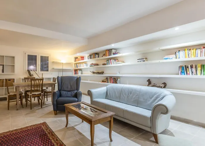 All'ombra Della Luna, By Short Holidays *