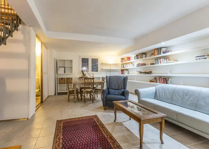 All'ombra Della Luna, By Short Holidays