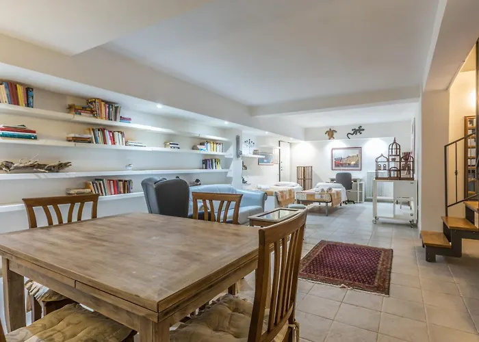 All'ombra Della Luna, By Short Holidays