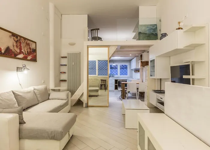 All'ombra Della Luna, By Short Holidays *