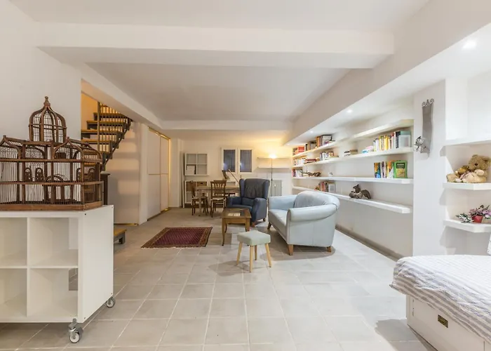 All'ombra Della Luna, By Short Holidays *