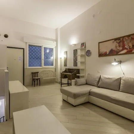 All'ombra Della Luna, By Short Holidays Apartment