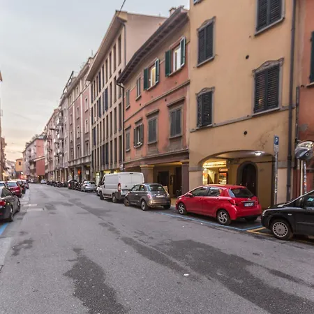 All'ombra Della Luna, By Short Holidays Apartment