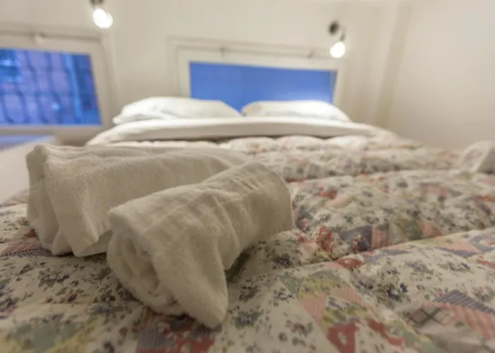 All'ombra Della Luna, By Short Holidays *