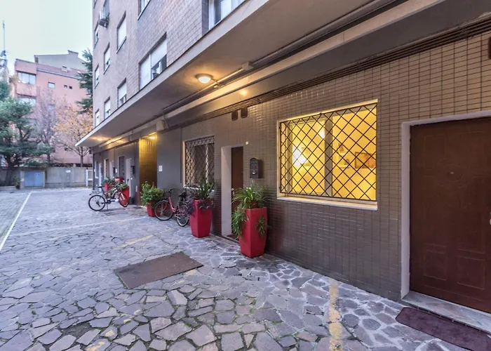 All'ombra Della Luna, By Short Holidays * Bologna